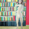 La femme nue devant la bibliothèque